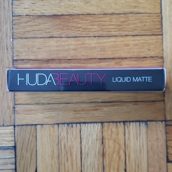 Huda Beauty Liquid Matte Lipstick in "Alluring" - Picture 6 of 7